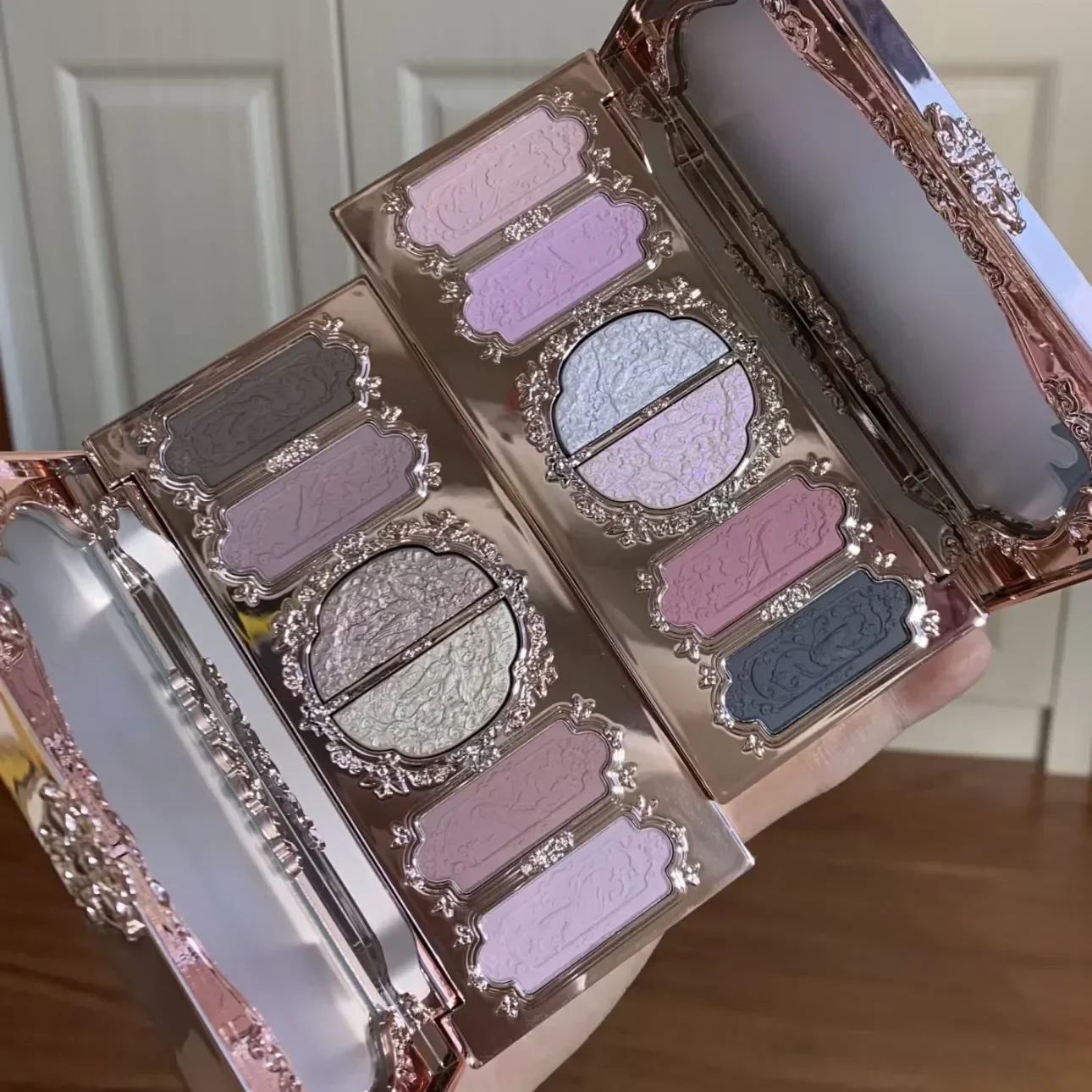 フラワーノウズバタフライクラウドカラーコレクション6色アイシ - Beauty Book Makeup Kit のレビューと価格